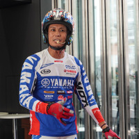 ヤマハの電動トライアルバイクによる黒山健一選手のデモンストレーション