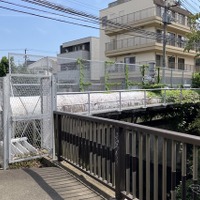 狭い道、制限1.7m！　荒玉水道道路：大蔵水道橋、世田谷区成城1丁目（奥）～砧7丁目（手前）。左手が高円寺方面、右手が砧浄水場方面