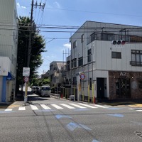 狭い道、制限2.0m！　荒玉水道道路：荒玉水道交差点、杉並区永福2丁目（向かって左）～3丁目（向かって右）。奥が砧浄水場方面