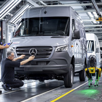 メルセデスベンツが独デュッセルドルフ工場にロボット犬「アリス」導入