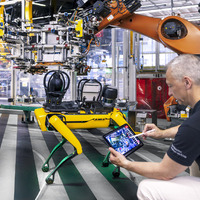 メルセデスベンツが独デュッセルドルフ工場にロボット犬「アリス」導入