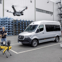 メルセデスベンツが独デュッセルドルフ工場にロボット犬「アリス」導入