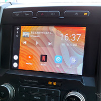 車載用Android端末（『VISIT（ビジット）』）が接続されたときの車載機の表示例。