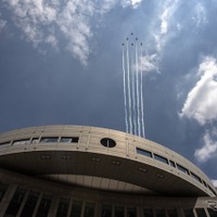東京都庁上空のブルーインパルス。東京オリンピック2020の聖火到着を記念して飛行（2021年7月）