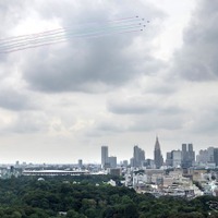 国立競技場上空のブルーインパルス。東京パラリンピック2020記念（2021年8月）
