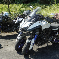 さまざまなバイクが並んだ「My Yamaha Motor cafe」。世にも珍しい「白いナイケン」の姿も