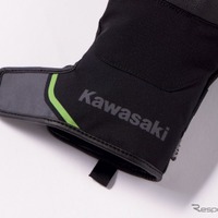 手首部分には「Kawasaki」ロゴ、中綿入りで保温性に優れる。カラー：ブラック