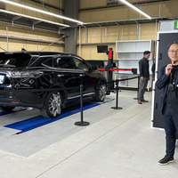 株式会社ANEST IWATA A.I.Rの鈴木芳幸代表取締役が「エーミング」エリアとして、四輪アライメントテスターを紹介