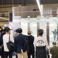 水性塗料での塗装実演には、鈑金塗装事業者など来場者の注目を集めた