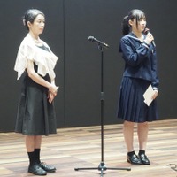 ラッピング部門最優秀賞：福嶋咲さん（向かって右）と谷口審査員