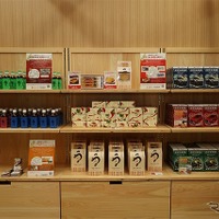 浜松の名産品コーナー陳列棚(天竜ヒノキ)