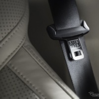 シートベルトの装着と姿勢に関する研究。写真はXC90