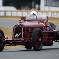 ヒストリックカーイベントでのアルファロメオ8C 2300。カバリーノ・ランパン手が描かれている