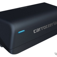 「小型・薄型のパワードサブウーファー（チューンナップサブウーフアー）」の一例（カロッツェリア・TS-WX010A）。