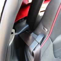 シートベルトインナーをシートの後ろに隠すことで、風切り音を低減している