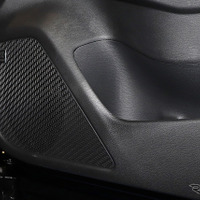 市販カースピーカーの装着例（モレル＆アークオーディオ デモカー）。