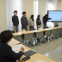 企業関係者へプレゼンテーションをする学生