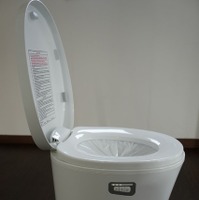 カセット型充電式リチウムバッテリーを搭載した可搬型無水トイレ「フロイキャンプ スマート無水トイレ コンフォート」