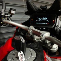 トリコローレを刻印した100周年記念デザインのチャーム