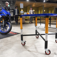 塗装テーブル（R25モデル）の脚には本物のフロントフォークを採用