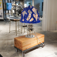 本物の4ストロークエンジンの機構を搭載した「ギアチェーン照明」