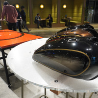 「サンバースト塗装」が施されたヤマハ SR400のタンク