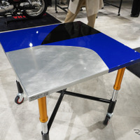 塗装テーブル（R25モデル）のデザインはR25のデザインスケッチがモチーフ