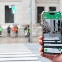 カメラ情報をもとに、AIが信号機の色を判別し、音声で横断可能なタイミングを案内するスマートフォンアプリ