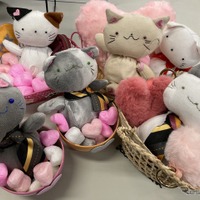 車内に飾るMKドライバーの手袋で作った手作り猫