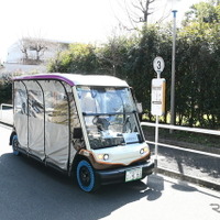 荻外荘公園前。サイズが小さいグリーンスローモビリティは住宅街の狭い道でも交通障害にならない
