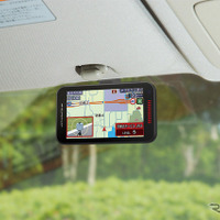 宙づり取り付けステーも付属しフロントガラスと天井のすき間に取り付け可能