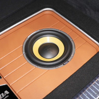 「カーオーディオ・プロショップ」にて製作されたオーディオカーの一例（製作ショップ：パラダ＜福井県＞）。