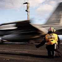 米国海軍空母ジェラルド・R.フォードを、イラクに向けて出撃するF/A-18Eスーパーホーネット（3月2日）