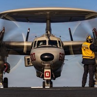 米海軍空母、ジェラルド・R. フォードで発艦を待つE-2Dホークアイ（2月28日）