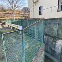 写真の左奥がガード