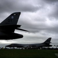 在英米軍基地でイラン爆撃を準備するB-1Bランサー。おそらく統合直接攻撃キットを装着した地中貫通爆弾を搭載すると思われる