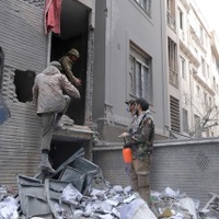 イラン、テヘラン市内で、米国イスラエルによるミサイル攻撃で被害を受けた住宅の瓦礫の撤去（3月15日）