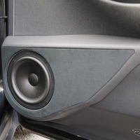 ドアポケットやドリンクホルダーを内包する形で作られたアウターバッフル。ミッドバスのパフォーマンスを存分に発揮させている。