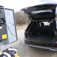 『アウトランダーPHEV』から信号機へ給電