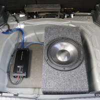 ラゲッジのフロアパネルを外すとフロア下からサブウーファーとパワーアンプが現れる、シンプルなレイアウトとした。