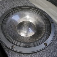 サブウーファーユニットはカロッツェリアのTS-W1000RSをチョイス。定評のあるユニットで厚みとスピード感のある低音を再生。