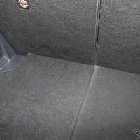 よく見るとフロアボードは左右で2分割されている。右側を取り外すことでサブウーファーのサウンドを引き出すアレンジも可能。