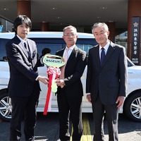 スズキが静岡県交通安全協会浜松東地区支部にマイク・アンプ・スピーカーを搭載した交通安全指導車「ソリオ HYBRID MX」1台を寄贈