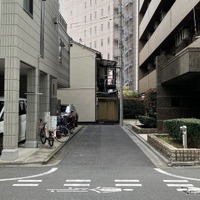 江東区道深37号、西側始点。入ってすぐ左に折れる