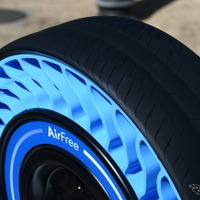 トレッドはかなり薄い印象だが、青い樹脂部分も適度な柔らかさがあり、ショックを吸収する