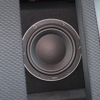 「パワーアンプ内蔵DSP」にてシステムが構築されたオーディオカーの一例。