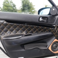 ドアは前面をカスタム処理されてインテリアとのマッチングも絶好の状態に仕上がる。アウターバッフルも美しい仕上がり。