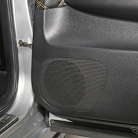 リアドアにもスピーカー（ヴィルタスナノMW6）をインストールして中低域の厚みを引き出すのがオーナーの狙いとなった。