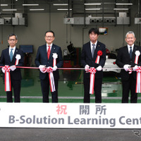 テープカットの様子