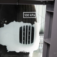 タイヤ接地状態を路面側から確認できる　タイヤ空気圧100kPaの状態